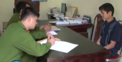 Nghịch tử ném lựu đạn vào nhà bố đẻ và anh ruột