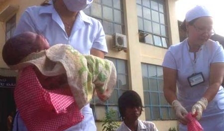 Gia Lai: Sản phụ sinh con trên xe công nông