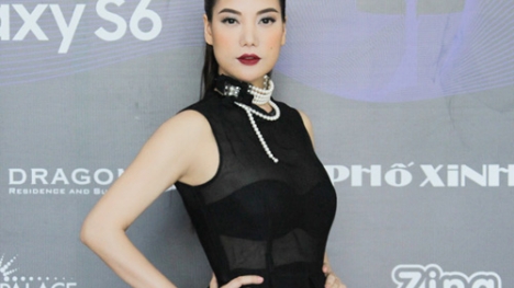 Trương Ngọc Ánh quyến rũ với đầm xuyên thấu trên ghế nóng 