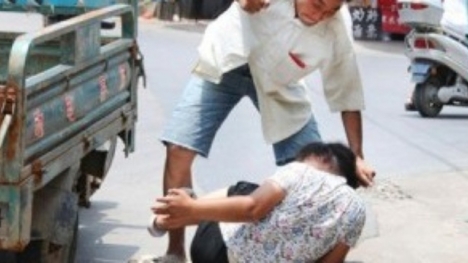 Vụ ghen tuông, cắt nát quần áo vợ rồi đẩy ra cổng: Cái kết của tình yêu “sét đánh”