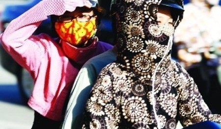 Nắng nóng đỉnh điểm, nhiệt độ ngoài trời Hà Nội lên đến 43 độ C