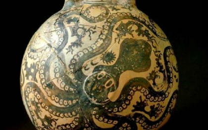 Nữ du khách vấp ngã làm vỡ bình cổ 4000 năm tuổi