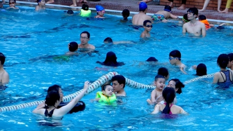 Nguy hiểm khôn lường tiềm ẩn tại các bể bơi vào mùa hè