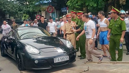 Tài xế cố thủ trong siêu xe Porsche ở Hà Nội bị tước bằng lái