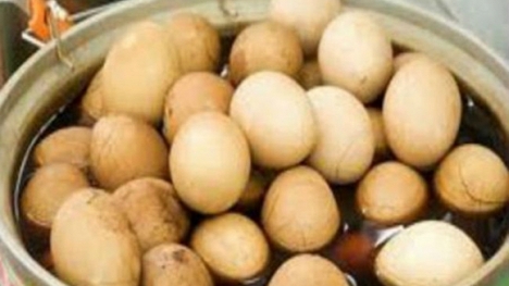 Hoảng hốt clip rắn bò vào nhà ăn cắp trứng gà