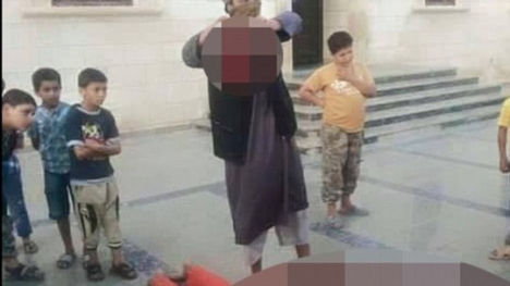 IS chặt đầu tù nhân để 'giáo dục' trẻ em thánh chiến