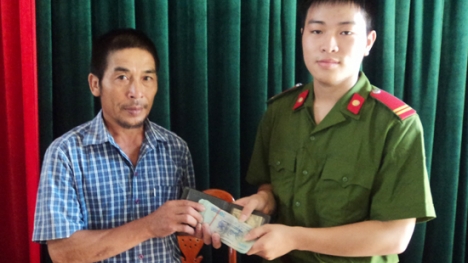 Hạ sỹ công an trả lại 50 triệu đồng nhặt được