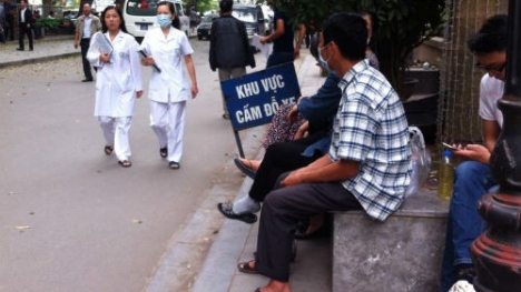 Luật ngầm của “osin bệnh viện”