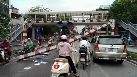 Video: Xe khách đâm đổ thanh hạn chế chiều cao cầu vượt ở Hà Nội