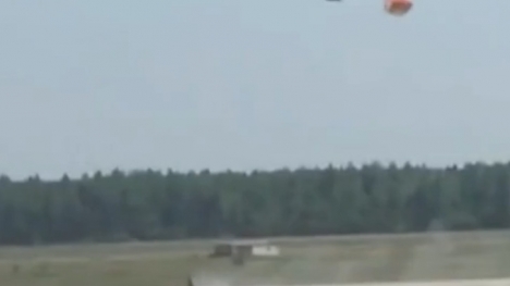 Video: Máy bay gặp nạn, phi công bung dù thoát chết trong gang tấc