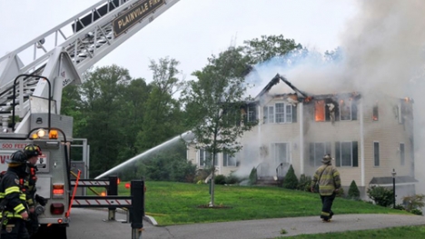 Video: Máy bay lao xuống nhà dân, 3 người thiệt mạng