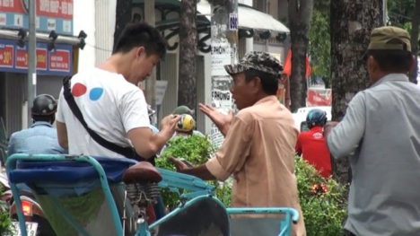 Video: Xích lô 'dù' chặt chém khách giữa ban ngày ở Tp.HCM