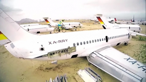 Video biểu diễn xe đạp mạo hiểm trên nóc máy bay