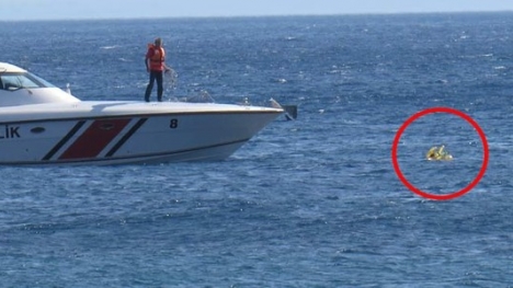 Hy hữu: Bé gái 10 tháng tuổi trôi dạt hơn 1km trên biển