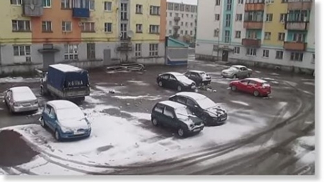 Video: Mưa tuyết bất thường giữa mùa hè ở Nga