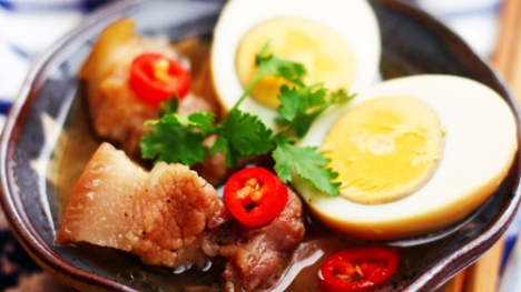 Cách làm món thịt kho tàu với trứng thơm ngon đơn giản 