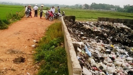 Chân người trong bãi rác là của nạn nhân tai nạn giao thông