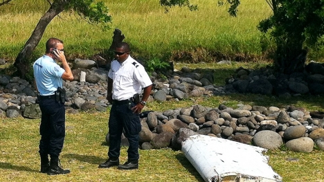 Tìm thấy mảnh vỡ phần cánh máy bay Boeing nghi của MH370 