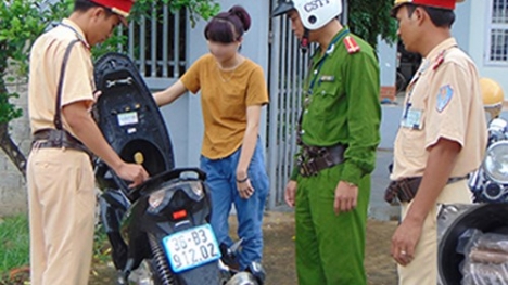 Bản tin 113 – sáng 7/8: Thiếu nữ 18 tuổi đi xe máy, trong cốp có 2kg...thuốc nổ…