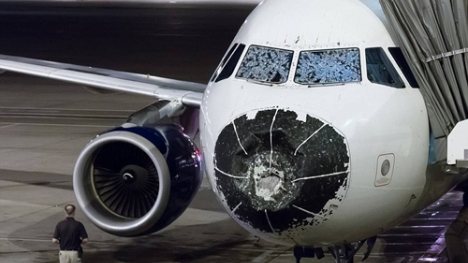 Máy bay vỡ kính, bẹp dúm mũi do mưa đá khi bay qua bão lớn