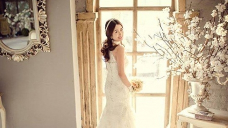 Facebook sao Việt: DJ Trang Moon bất ngờ mặc váy cưới, Hồ Ngọc Hà liên tục chạy show