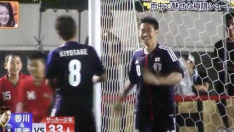 Shinji Kagawa solo qua hơn 50 cầu thủ và ghi bàn