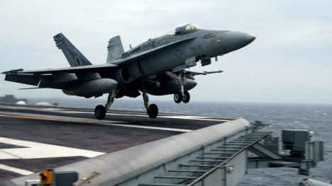 Chiến đấu cơ Mỹ bốc cháy ngay trên tàu sân bay