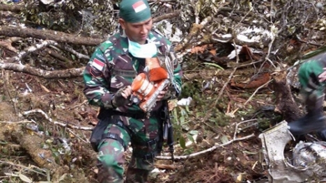 Tìm thấy hộp đen máy bay Indonesia đâm vào núi