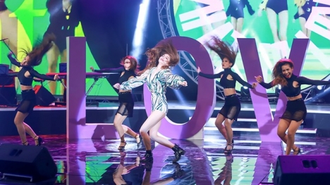 Hồ Ngọc Hà khoe vũ đạo ấn tượng trên sóng trực tiếp