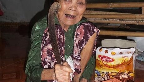 Cụ bà 90 tuổi với hơn 70 năm chữa rắn cắn tiết lộ 'bí kíp' để đời