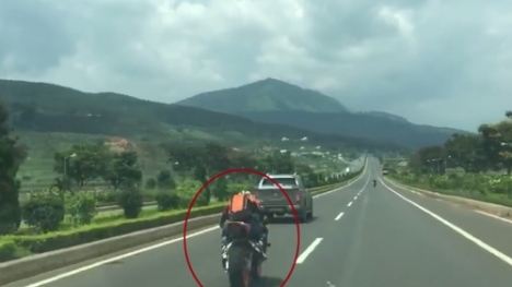 Rùng mình môtô phân khối lớn phóng 'bạt mạng' trên đường Đà Lạt