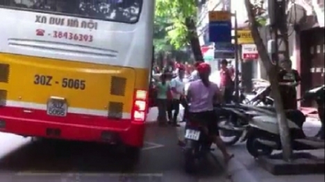 Video: Hoảng hồn xe buýt nghiêng ngả đón trả khách trên phố Hà Nội