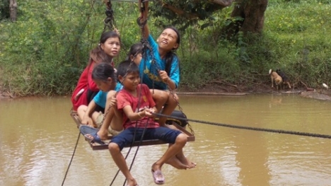 Thót tim cảnh học sinh đu dây qua sông để đến trường