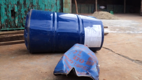 Bé trai tử vong do thùng phuy bỗng dưng phát nổ