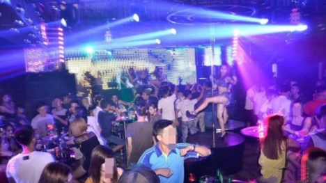Đột kích quán Bar Next top, dân chơi ném hàng chục gói ma túy xuống sàn