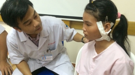 Phẫu thuật thành công lấy đạn xuyên qua tai bé gái
