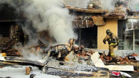 Máy bay đâm xuống tiệm bánh khi vừa cất cánh, 12 người thương vong