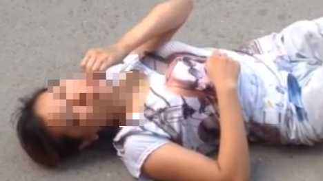 Video: Cô gái nằm dưới đường phố giữa ban ngày gây xôn xao