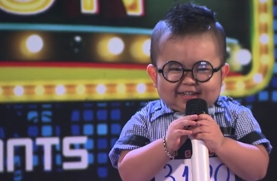 Bé mập Ku tin hát 'Hồn quê', nhảy 'Trống cơm' gây sốt trên sóng truyền hình