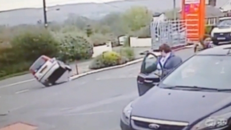 'Thót tim' khi xe suýt lật do tài xế bẻ lái sớm