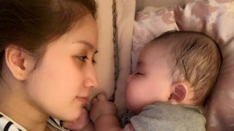 Facebook sao Việt: Khánh Thi tâm sự với con trai