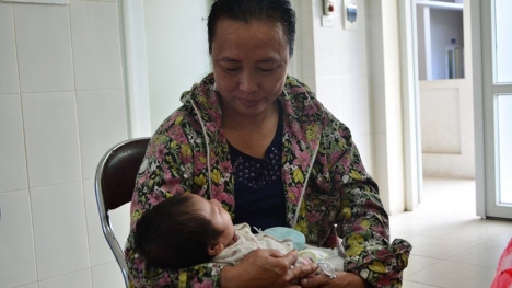 Bé trai 2 tháng tuổi bị bỏ rơi trong thùng xốp trước cổng chùa