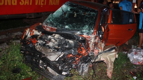 Tai nạn đường sắt, người dân đập cửa kính giải cứu nạn nhân