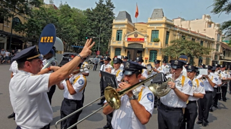 200 cảnh sát quốc tế biểu diễn nhạc hội trên đường phố Sài Gòn