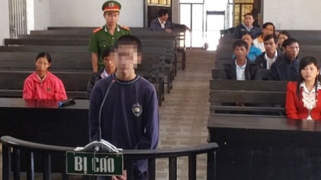 Gã trai xâm hại bé gái 3 tuổi khóc ngất tại tòa