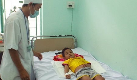Cứu sống bé trai bị sốt xuất huyết trong tình trạng nguy kịch