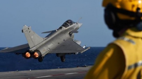 Video: Chiến đấu cơ Pháp xuất kích từ tàu sân bay đi diệt IS