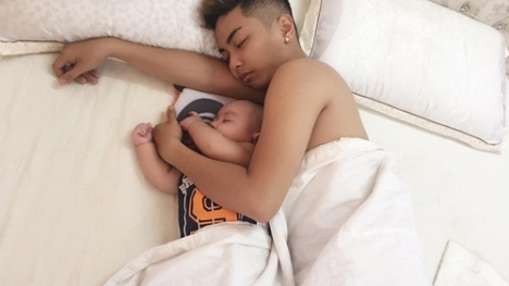 Facebook sao Việt: Hoàng Thùy Linh xinh đẹp dạo phố