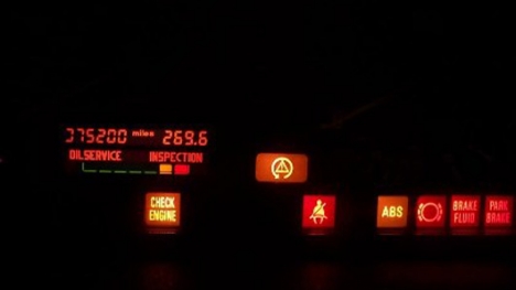 Đèn cảnh báo trên xe hơi sáng, cần làm gì?