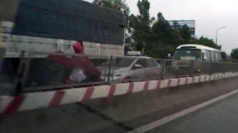 Thanh niên coi thường tính mạng 'đối đầu' xe tải trên cao tốc